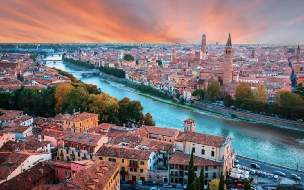 Verona dall'alto, con l'Adige e i tetti del centro storico